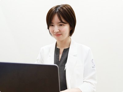 オンライン診療を行う医師